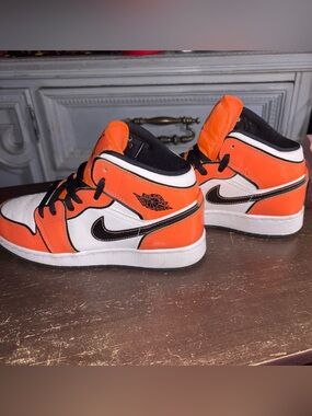 Jordan Air Jordan 1 “Turf Orange” 
Size kids- 4Y